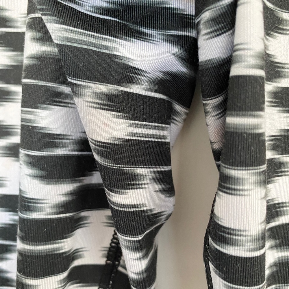 NIKE Women’s Relay Printed Crop Legging Black White Extra Small XS - Picture 14 of 14